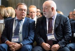 L'UE renouvelle in extremis ses sanctions contre Moscou, deux oligarques exemptés