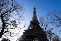 Un drapeau palestinien déployé sur la tour Eiffel à Paris, six interpellations