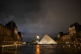 Casse du Louvre: deux mises en examen attendues, les bijoux toujours dans la nature