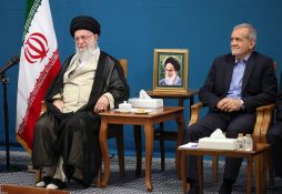 Pezeshkian prévient qu'une attaque contre Khamenei serait une déclaration de guerre