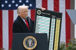 Menaces de riposte et appels au dialogue: les réactions aux droits de douane de Trump