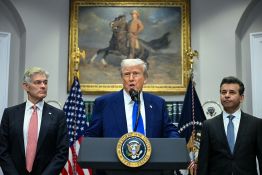 Un Trump combatif s'envole pour le Golfe
