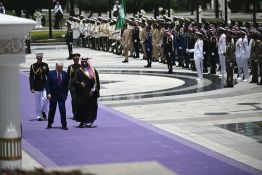Avions de combat et chandeliers géants, un accueil sur-mesure pour Trump à Riyad
