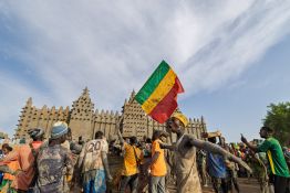 Mali: les jihadistes du JNIM revendiquent des attaques coordonnées avec la rébellion touareg à travers le pays