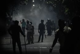 Indonésie: des milliers de manifestants à travers le pays, l'armée déployée