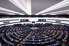Le Parlement européen donne son feu vert final à l'accord commercial avec Trump