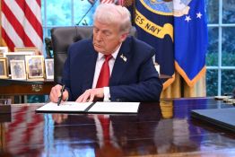 Ce qu’il faut savoir sur la taxe de 100% de Trump sur les médicaments importés