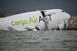 Un avion-cargo quitte la piste à Hong Kong: deux morts