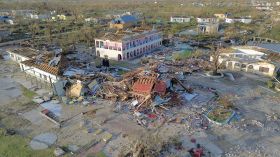 Ouragan Melissa: près de 50 morts dans les Caraïbes, l'aide afflue