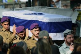 Gaza: Israël reçoit l’une des dernières dépouilles d’otages via le CICR