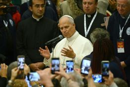 Le pape appelle les dirigeants mondiaux à tendre la main aux pauvres