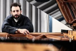Julien Cohen réinvente YouTube avec des performances monumentales