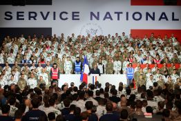 Face à la menace russe, le service militaire en Europe