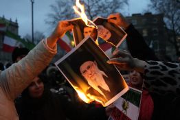 Khamenei se félicite des foules massives et avertit les États-Unis