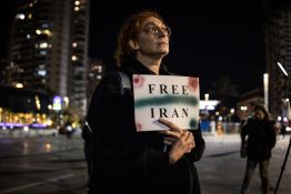 Faute d'images réelles, des vidéos de manifestations en Iran générées par l'IA inondent la toile