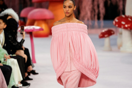 Chanel s’envole : une forêt onirique et des plumes pour la première collection couture de Blazy