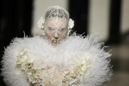 À Paris, Germanier clôture la semaine de la haute couture avec une collection colorée et upcyclée