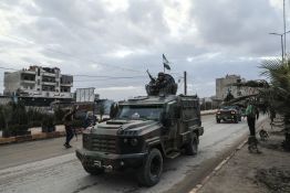 Syrie: les autorités évacuent le camp de proches de jihadistes d'al-Hol 