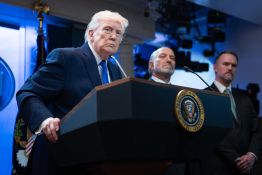 Trump relève ses nouveaux droits de douane mondiaux de 10% à 15%