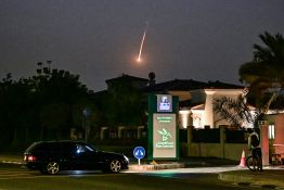 L'Iran cible la plupart des monarchies du Golfe, un mort aux Émirats arabes unis