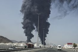 Émirats arabes unis: de la fumée s'élève depuis une installation pétrolière 