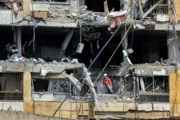 Un militaire libanais et des Casques bleus tués, nouveaux raids sur la banlieue sud