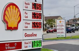 USA: les prix à la pompe tirent les dépenses de consommation, qui ralentit par ailleurs