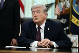 Avant son discours, Trump affirme que l'Iran demande un cessez-le-feu, Téhéran dément