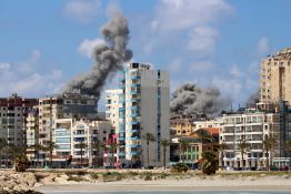 Israël bombarde le Liban, fragilisant la trêve avec l'Iran