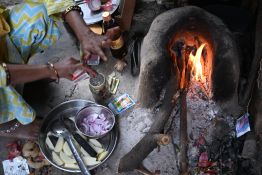 New Delhi: migrants privés de gaz, solutions de fortune