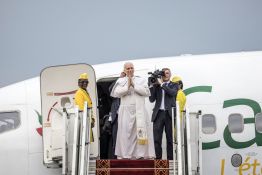 Au Cameroun, Léon XIV accueilli par une foule en liesse lors d'une messe géante devant 120.000 fidèles