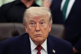 Des incidents maritimes illustrent la précarité de la trêve avec l'Iran prolongée par Trump  