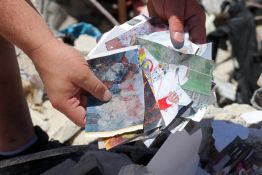 À Tyr, un homme cherche ses souvenirs  dans les ruines 