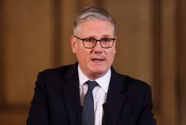 Starmer s'accroche tandis que les appels à sa démission se multiplient dans son camp
