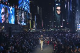 A New York, Gucci investit Times Square pour un défilé croisière