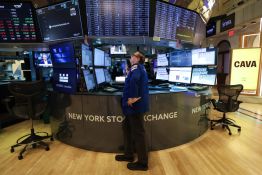 Le dollar avance un peu, porté par les rendements obligataires américains