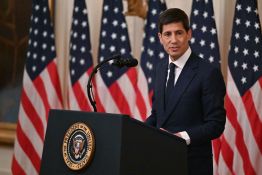 Warsh prête serment en présence de Trump avant d'attaquer les défis économiques de la Fed