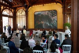 Au G7 d'Evian, les conjoints des dirigeants dialoguent avec des collégiens