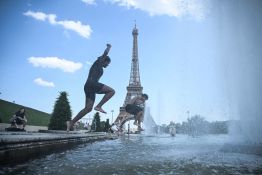 Canicule: la tour Eiffel et Le Louvre ferment plus tôt