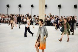 Canicule à Paris: la Fashion Week masculine s'adapte entre éventails, pistolets à eau et horaires avancés