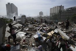 Séisme au Venezuela: la quête éperdue des survivants