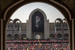 Début de l'hommage public à Khamenei, des milliers d'Iraniens affluent sur le site des funérailles