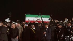 Le corps de l'ayatollah Khamenei arrive en Irak, à la veille de processions