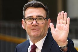 Les Premiers ministres se succèdent à Downing Street, Larry le chat reste
