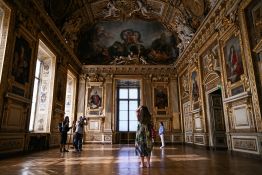 Neuf mois après le cambriolage du Louvre, la galerie d'Apollon rouvre, sans ses joyaux