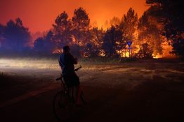 France: un incendie dans le sud-ouest ravage 1.100 hectares, 500 personnes évacuées