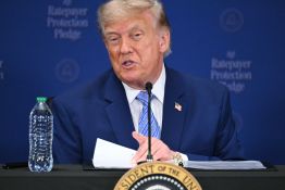 Trump met en garde la Russie et la Chine contre toute vente d'armes à l'Iran