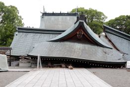 Séisme au Japon: 13 morts, des personnes toujours piégées dans un centre commercial effondré