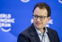 Le patron d'Anthropic appelle à ralentir la vitesse de développement de l'IA