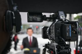 Les grandes chaînes américaines solidaires de CNN, écartée de la Maison Blanche